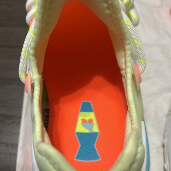 Nike React Presto Barely Volt - Picture 11 of 12